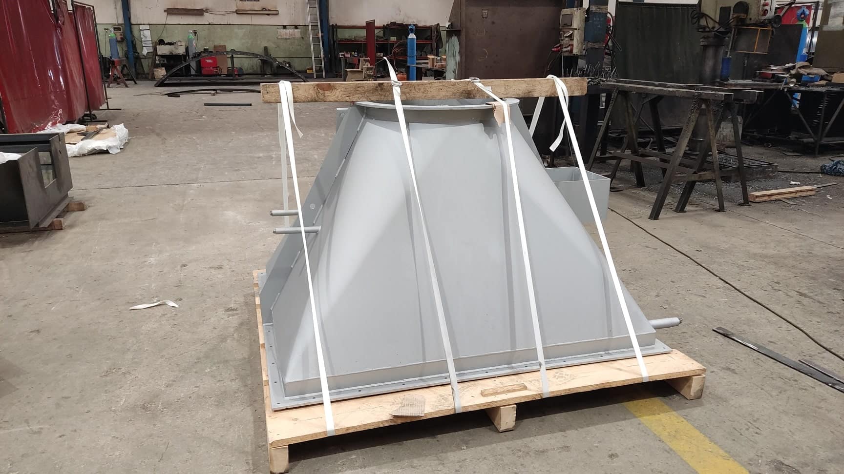 Pieza de acero galvanizado montado sobre pallet