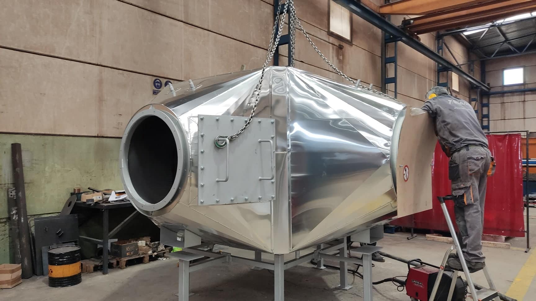 Montaje de pieza de acero inoxidable